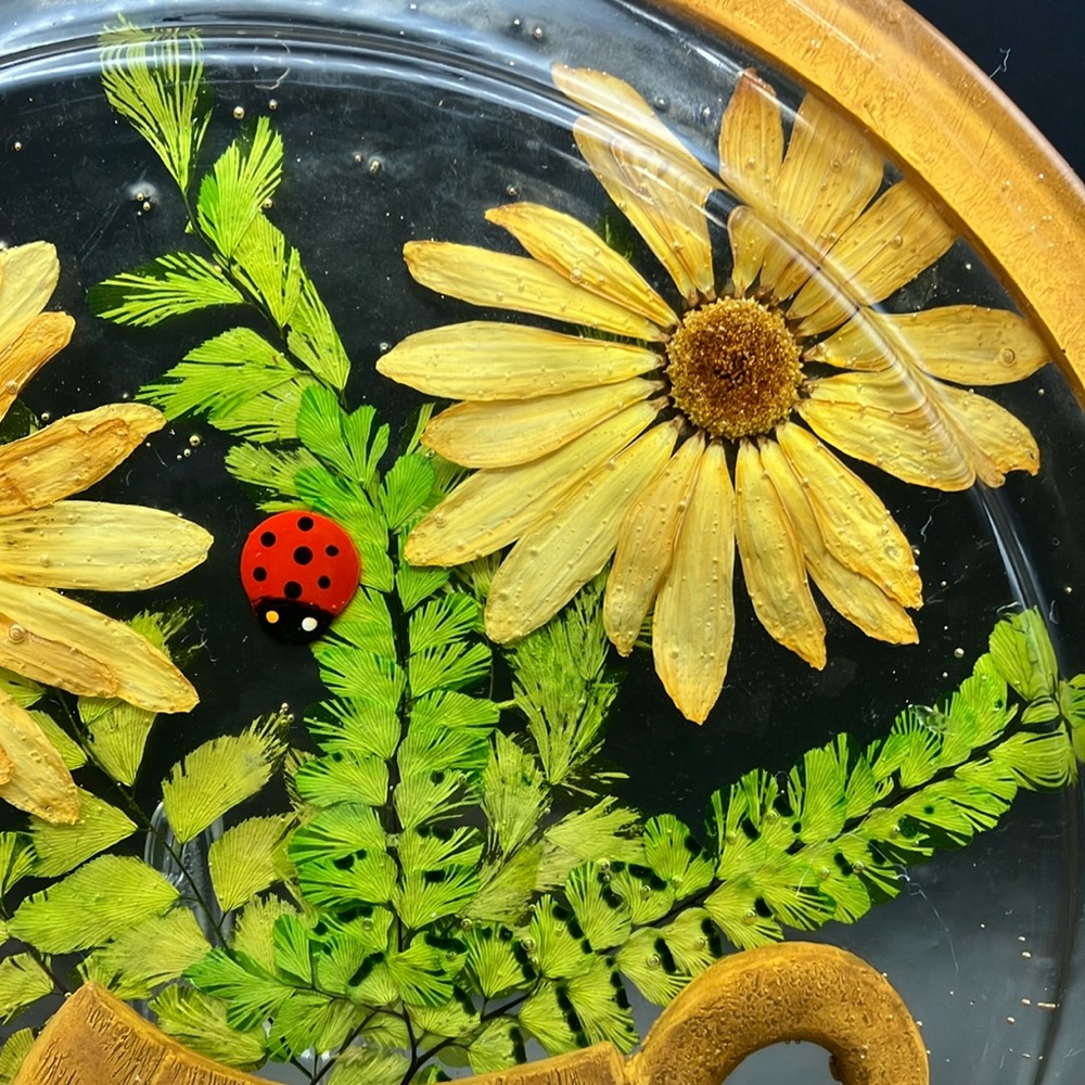 Vintage Gamut Lucite cheese board with pressed flowers and dome - Picture 6 of 15